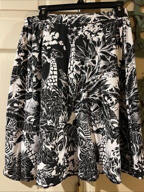 Chelsea & Theodore Black and White Printed Skirt stretchy knit material